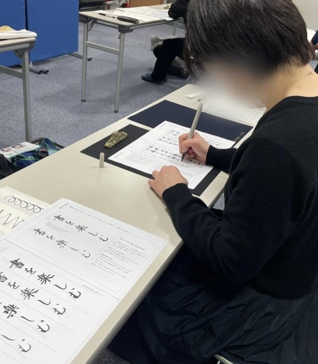 書道サロンで作品を書く様子